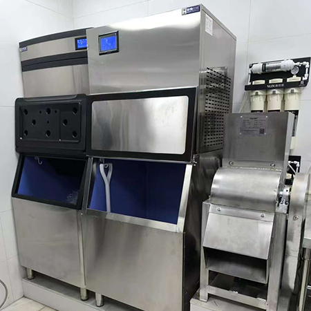 300公斤制冰机和500公斤纯雪花机交付某餐饮店